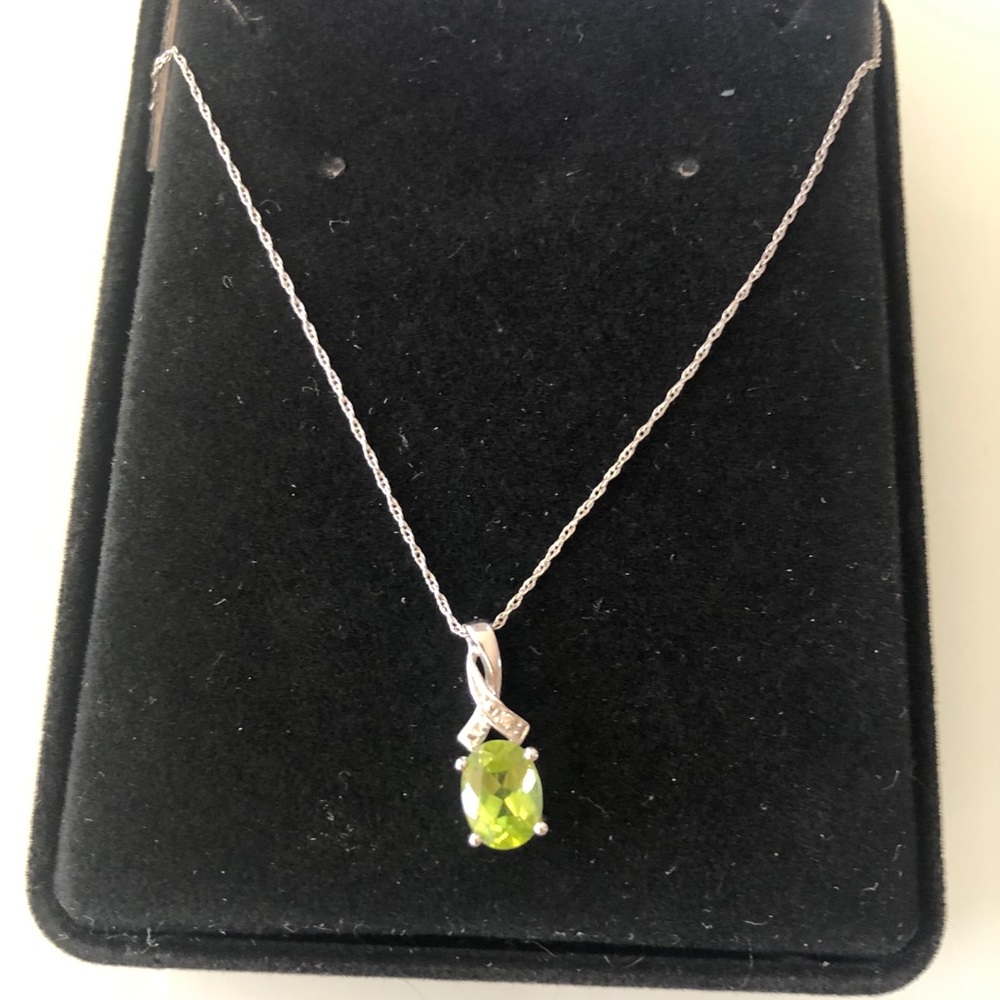 10k White Gold Peridot Pendant Necklace